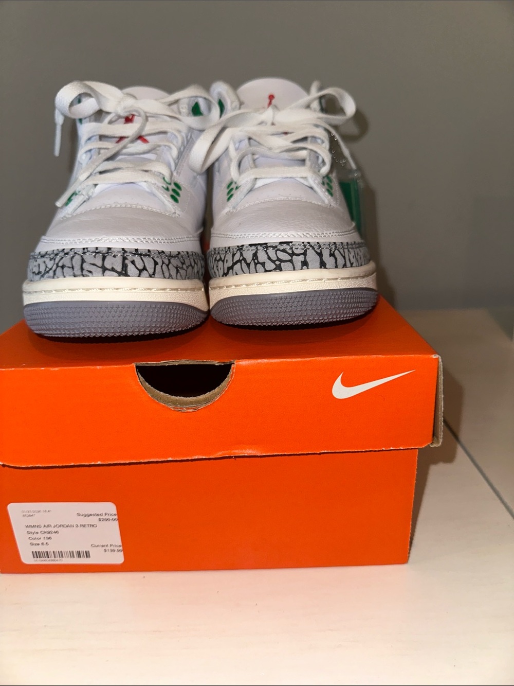 Nike Womens Air Jordan 3 Retro

Size 6.5

White & Gray Sneakers with Green Accen